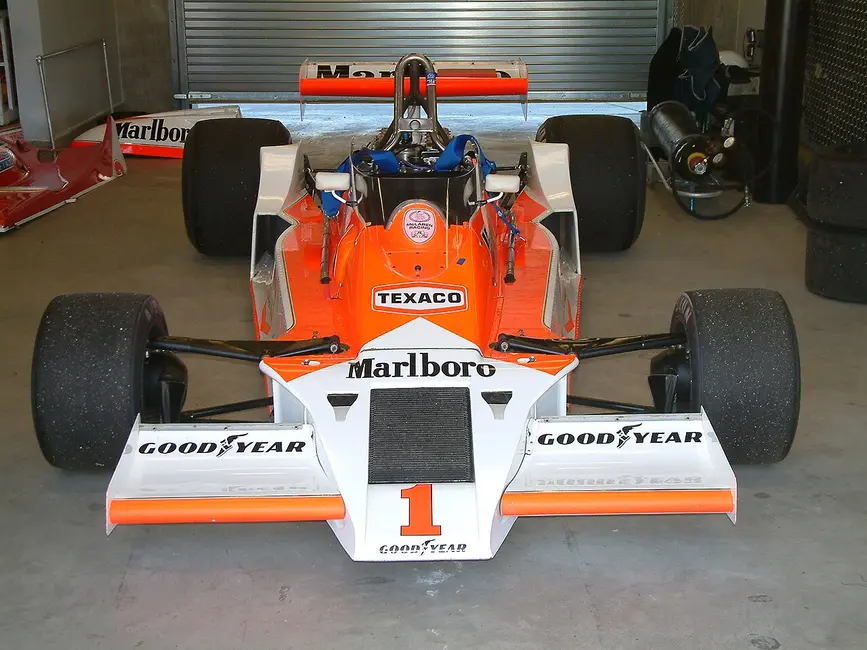 McLaren M26